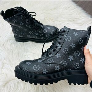 New Black Lace Up Faux Leather Floral Graphic Combat Boot Bootie Size 9